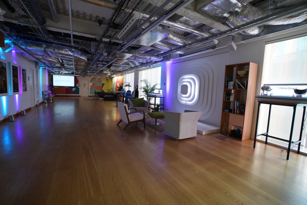 Couloir et espace de networking de l'espace Grand Bleu, chez Meta Paris
